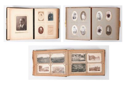 Lot comprenant :
- Album de cartes postales...