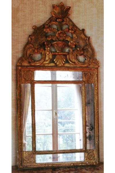 Miroir à parecloses et à fronton orné d'une...