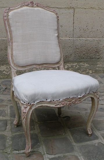Chaise à dossier plat en bois mouluré et...