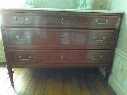 Commode en bois de placage ouvrant par trois...