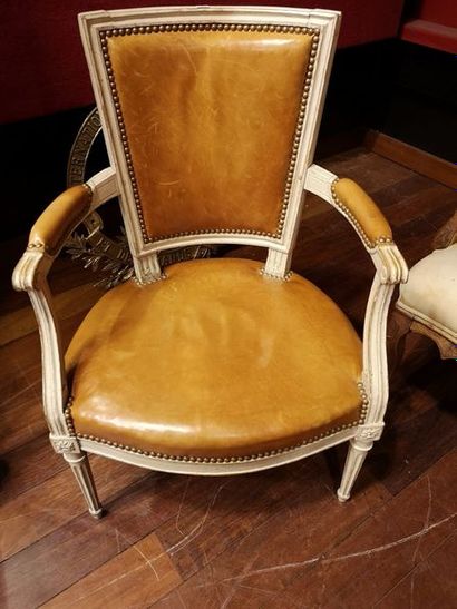 Paire de fauteuils en cabriolet en bois mouluré...