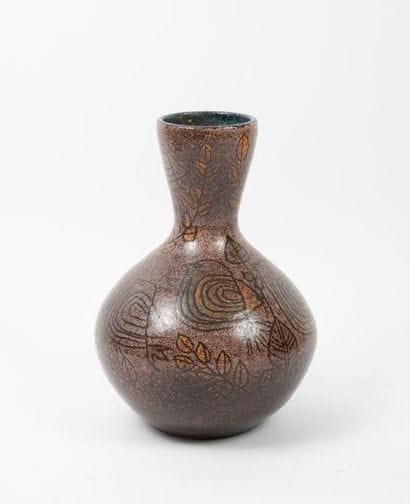 ACCOLAY


Vase à panse globuleuse et col...