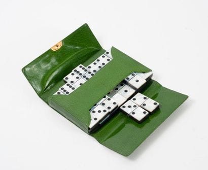 Jeu de domino en nacre blanche et bois noirci...
