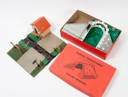 Lot comprenant:

- HORNBY, un tunnel démontable...