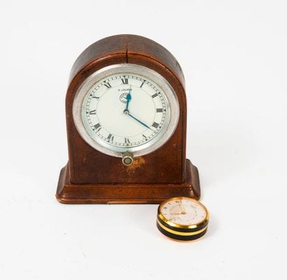 JAEGER


Pendulette borne à boîtier en bois...