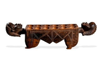 COTE D'IVOIRE 

Jeu d'awalé.

En bois sculpté...