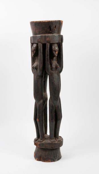 MALI

Pilier en bois sculpté figurant 4 caryatides....