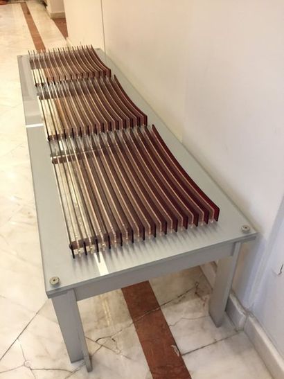 Banc en métal et lattes en plexiglas.