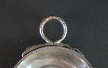 Tasse à vin en argent uni, anse serpent....