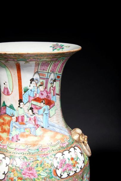 CHINE - CANTON. Paire de grands vases balustre...