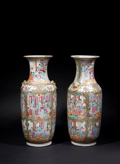 CHINE - CANTON. Paire de grands vases balustre...