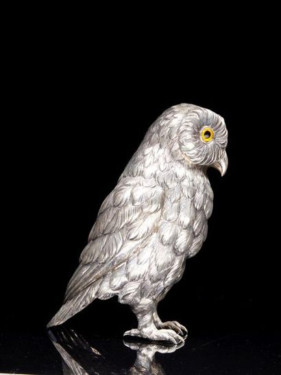 Hibou en argent ciselé, les yeux en verre....