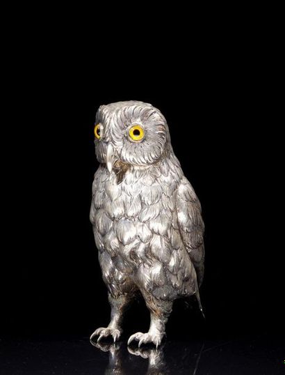 Hibou en argent ciselé, les yeux en verre....