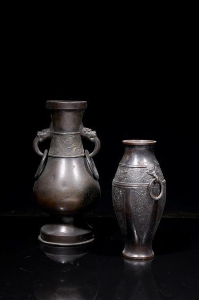 CHINE - XIXe siècle
Deux vases en bronze...