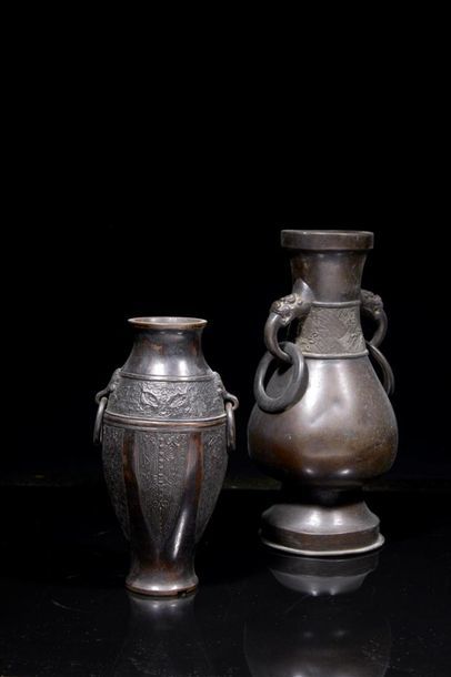 CHINE - XIXe siècle
Deux vases en bronze...
