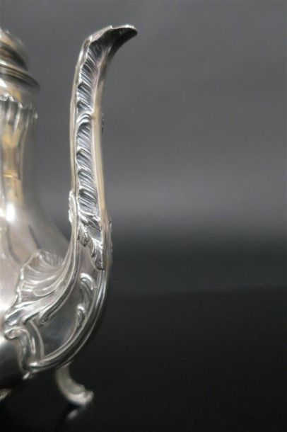 Cafetière balustre en argent, décor rocaille....