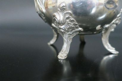 Cafetière balustre en argent, décor rocaille....