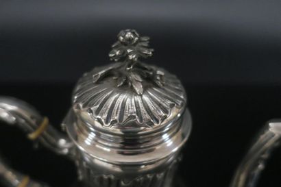 Cafetière balustre en argent, décor rocaille....