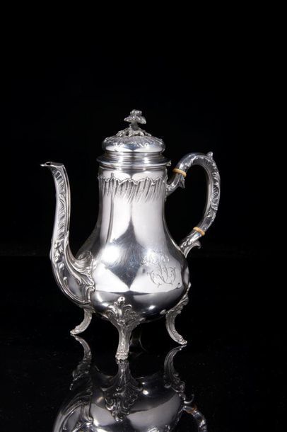 Cafetière balustre en argent, décor rocaille....