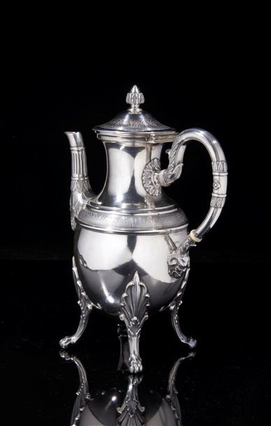 Cafetière balustre en argent, décor de frises...