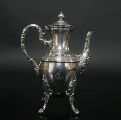 Cafetière balustre en argent, décor de frises...