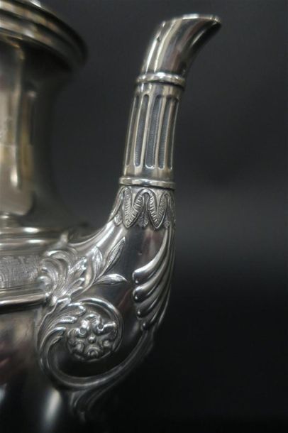 Cafetière balustre en argent, décor de frises...