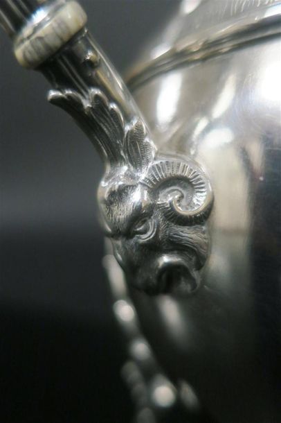 Cafetière balustre en argent, décor de frises...