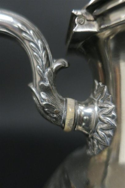 Cafetière balustre en argent, décor de frises...