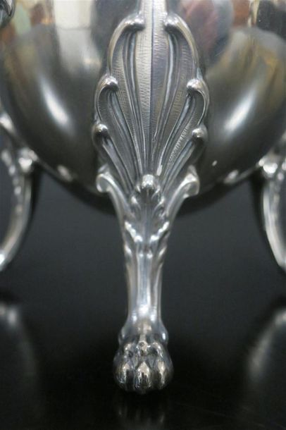 Cafetière balustre en argent, décor de frises...
