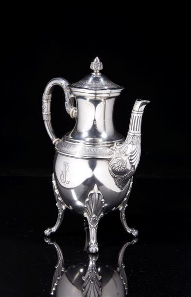 Cafetière balustre en argent, décor de frises...