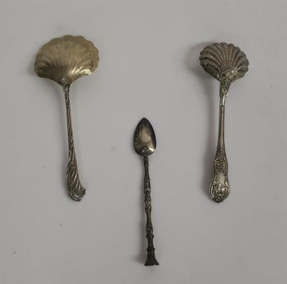 Ensemble en argent:
. pelle à fraise coquille,...
