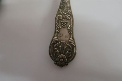 Ensemble en argent:
. pelle à fraise coquille,...
