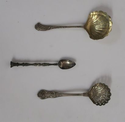 Ensemble en argent:
. pelle à fraise coquille,...