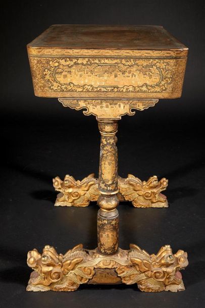 CHINE, Canton - XIXe siècle
Table à couture...