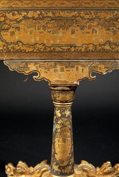 CHINE, Canton - XIXe siècle
Table à couture...