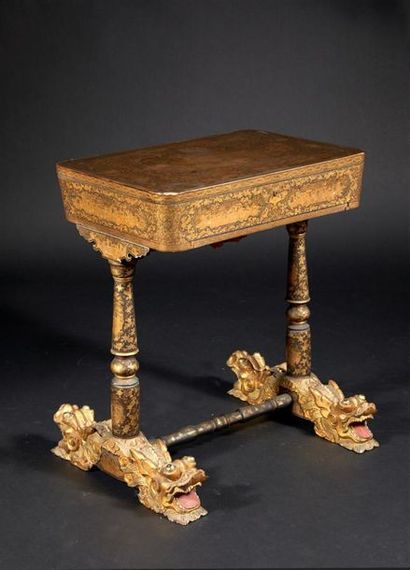 CHINE, Canton - XIXe siècle
Table à couture...