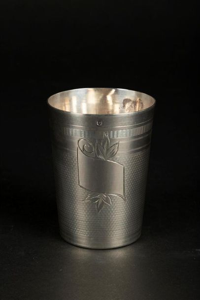 Grande timbale droite en argent guilloché,...