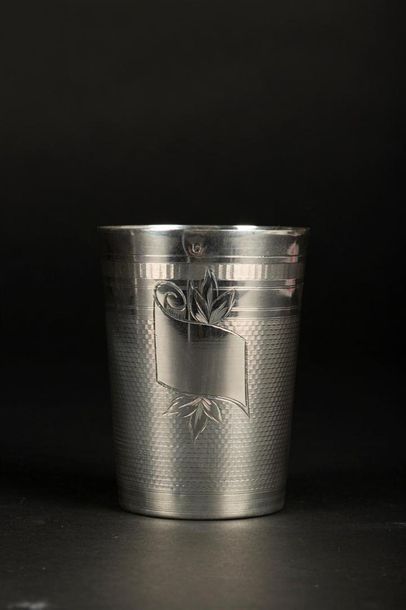 Grande timbale droite en argent guilloché,...
