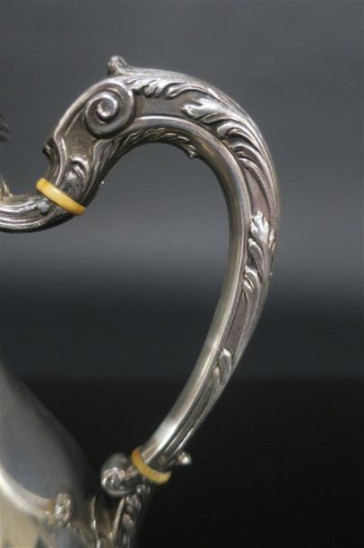 Cafetière balustre en argent, décor feuillagé,...