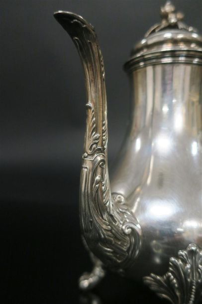 Cafetière balustre en argent, décor feuillagé,...