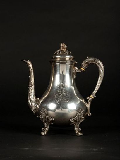 Cafetière balustre en argent, décor feuillagé,...