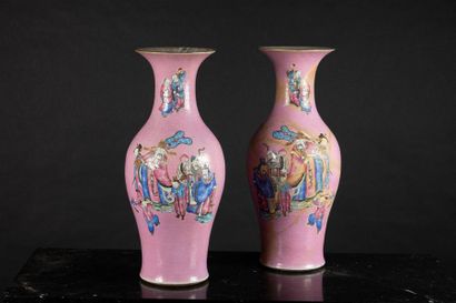 CHINE - XIXe siècle
Paire de vases balustres...