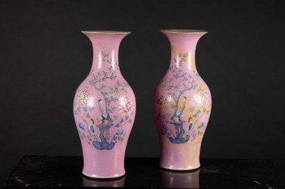 CHINE - XIXe siècle
Paire de vases balustres...
