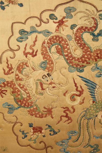 CHINE - XIXe siècle
Panneau en soie beige...