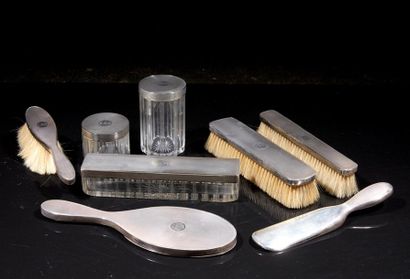 Nécessaire de toilette, les montures en argent...