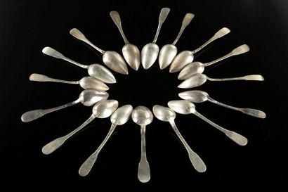 Seize petites cuillers en argent uni. XIXème...