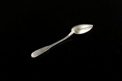Seize petites cuillers en argent uni. XIXème...