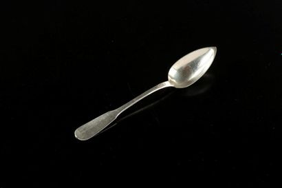 Seize petites cuillers en argent uni. XIXème...