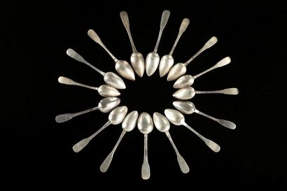 Seize petites cuillers en argent uni. XIXème...