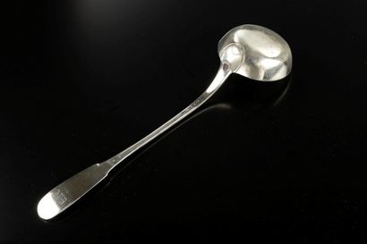 Louche en argent uni plat. Poinçon de maître...